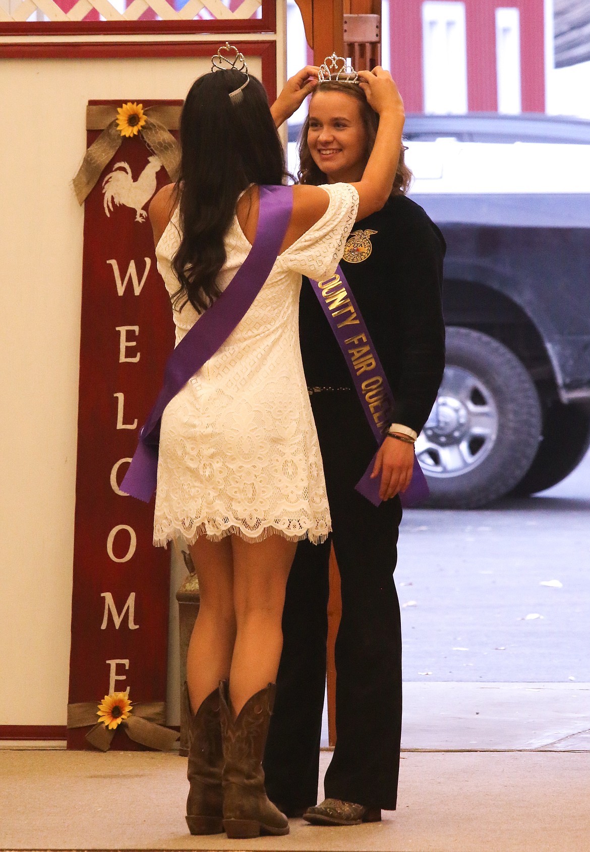 Photo by MANDI BATEMAN
2017 Fair Royalty Brittany Spangler crowns Katelyn Hutchinson as the 2018 Boundary County Fair Queen.