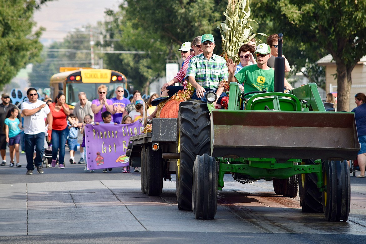 File photo
Farmers lead a group of students from Pioneer Elementary School during last year&#146;s Farmer Consumer Awareness Day Parade in Quincy.