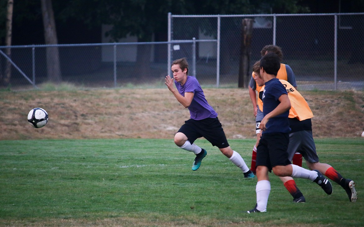 Photo by MANDI BATEMAN
Jaden Clair racing the pack to the ball for an offensive run.