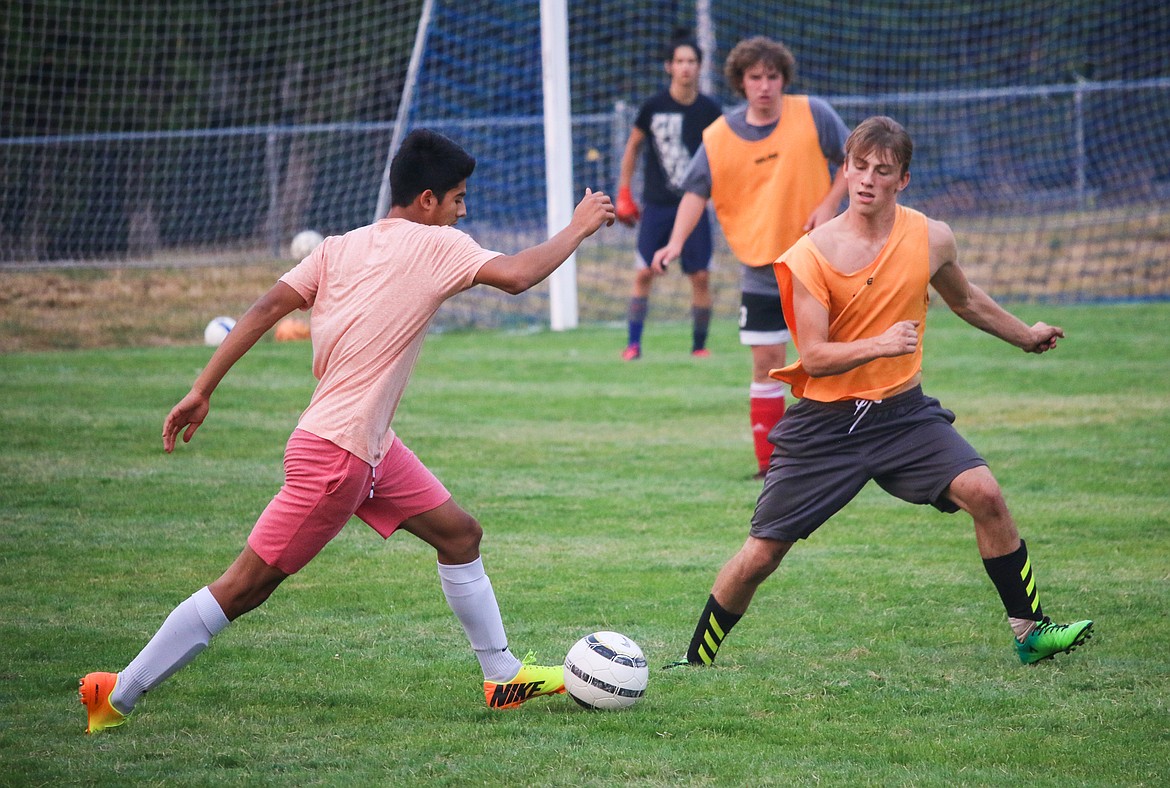 Photo by MANDI BATEMAN
Senior Alex Alvarez is challenged by senior Preston Coon at a recent practice.