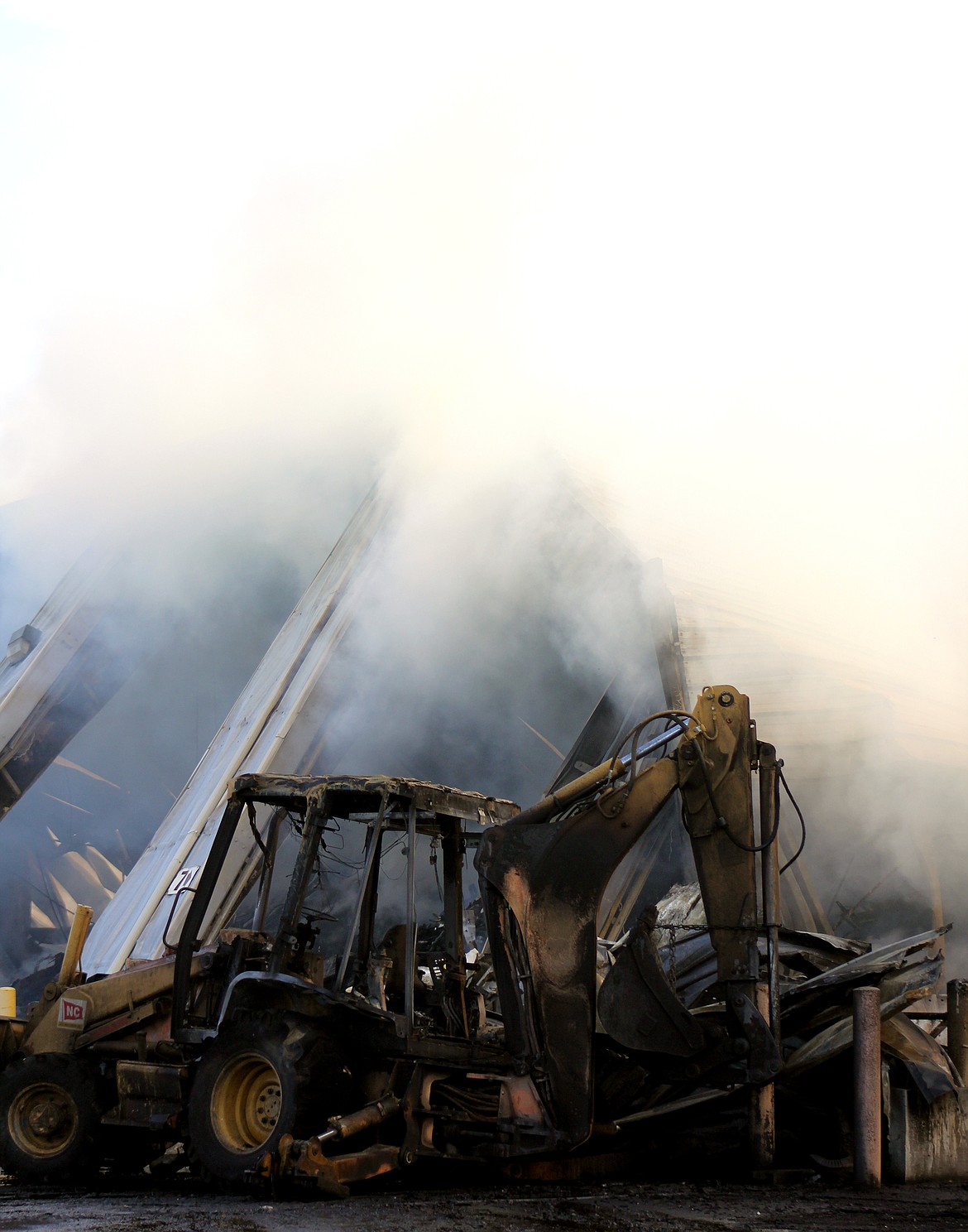 Richard Byrd/Columbia Basin Herald
There were no reported injuries during a fire at the Consolidated Disposal Service, Inc. Transfer Station near Moses Lake Wednesday evening.