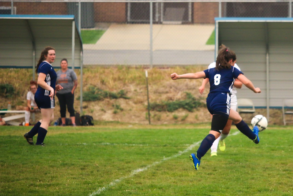 Photo by MANDI BATEMAN
Lily Blackmore with Hannah Beazer looking on.