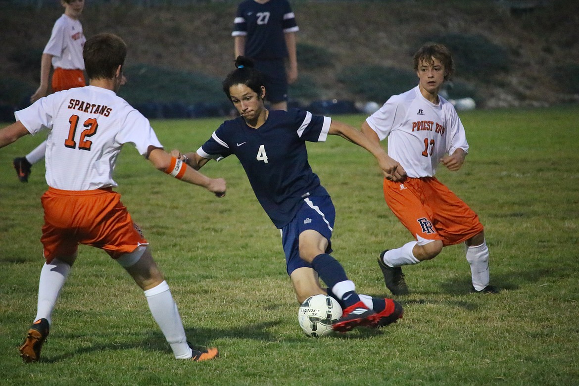 Photo by MANDI BATEMAN
Keahi Robles attempting to maneuver around an opponent.