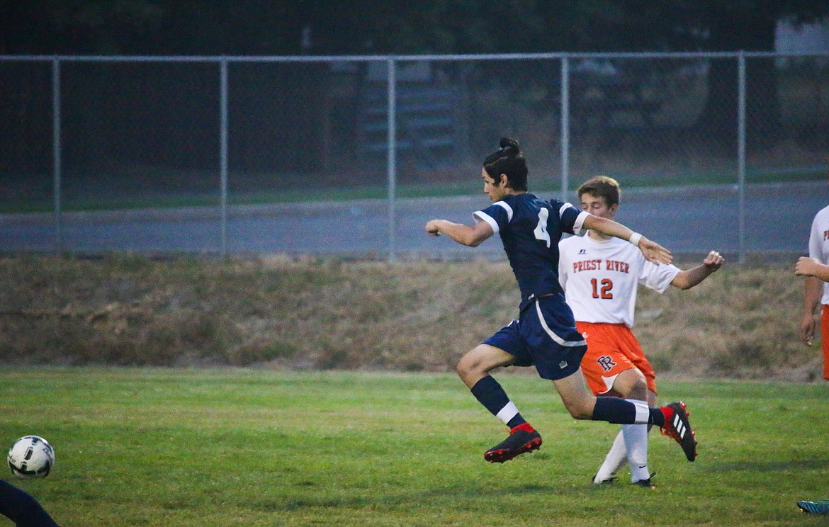 Photo by MANDI BATEMAN
Keahi Robles races down field after the ball.