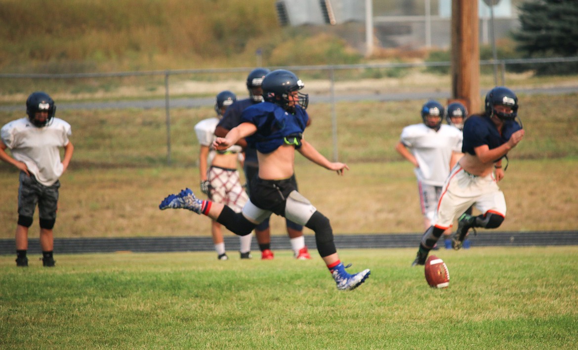 Photo by MANDI BATEMAN
Going for a kick during practice.