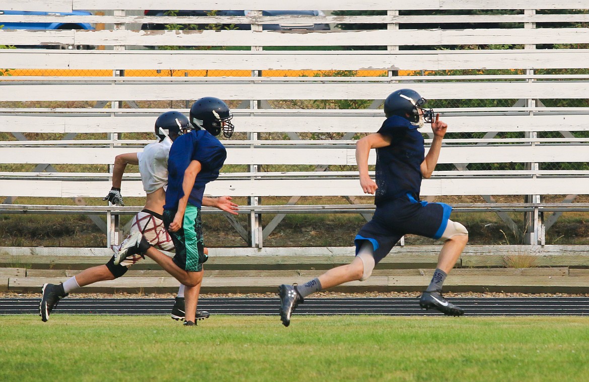 Photo by MANDI BATEMAN
Football players working on endurance during practice.