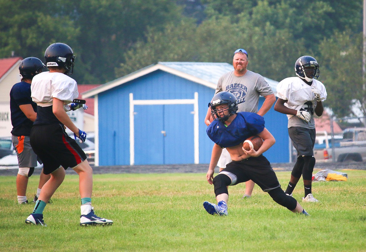 Photo by MANDI BATEMAN
Senior Jesse Bradley carries the ball.