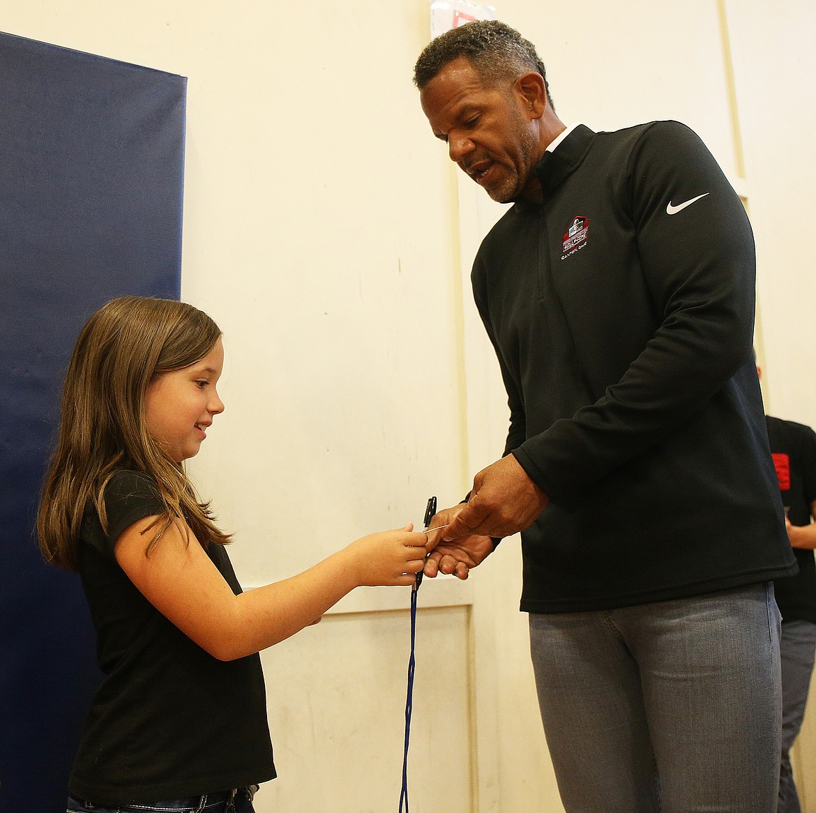 LOREN BENOIT/Press
Pro Football Hall of Famer Andre Reed signs Caylee Depriest&#146;s Boys and Girls Club card during his visit to the Coeur d&#146;Alene campus on Friday.