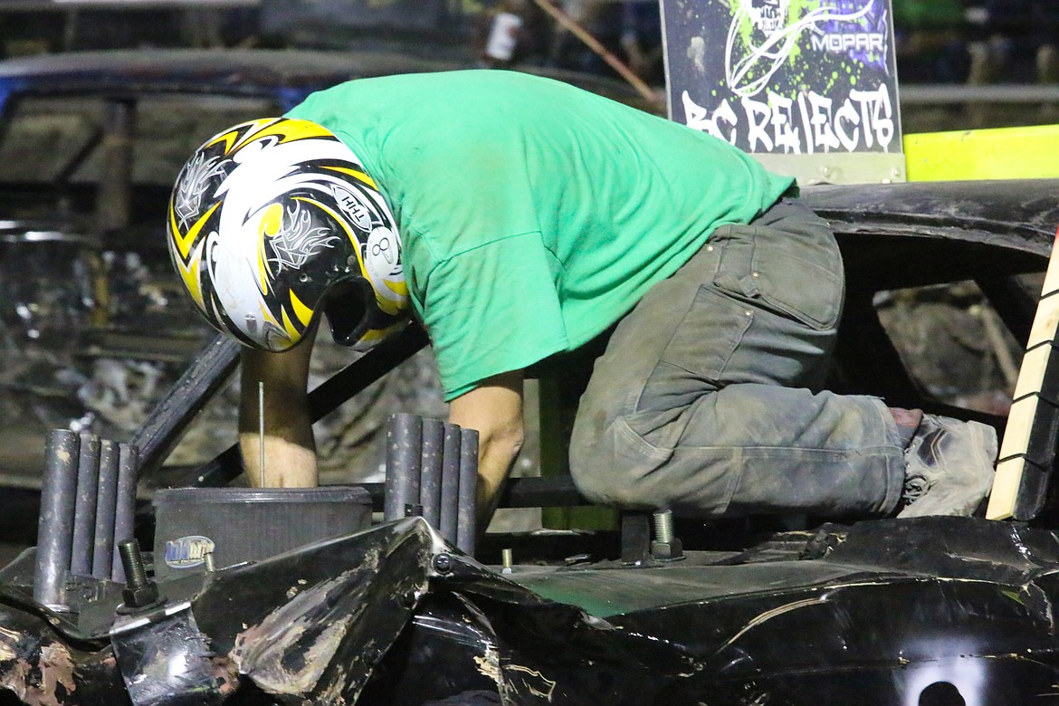 Photo by MANDI BATEMAN
Kyle Wiebe doing last minute adjustments right before the final round of the 2018 Smash &amp; Bash demolition derby.