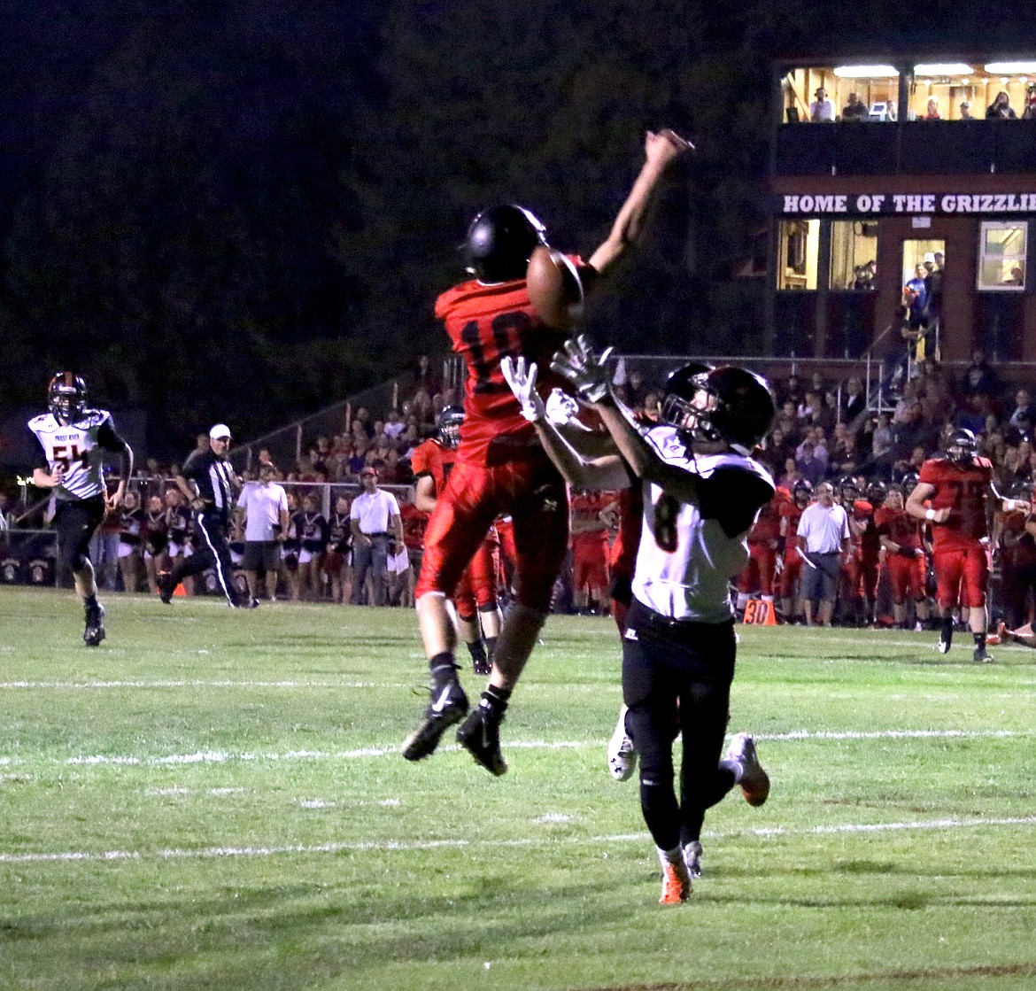 (Photo by MARY MALONE)
Caden Brennan hauls in a 20 yard touchdown pass in the Spartans&#146; loss to Newport last Friday.