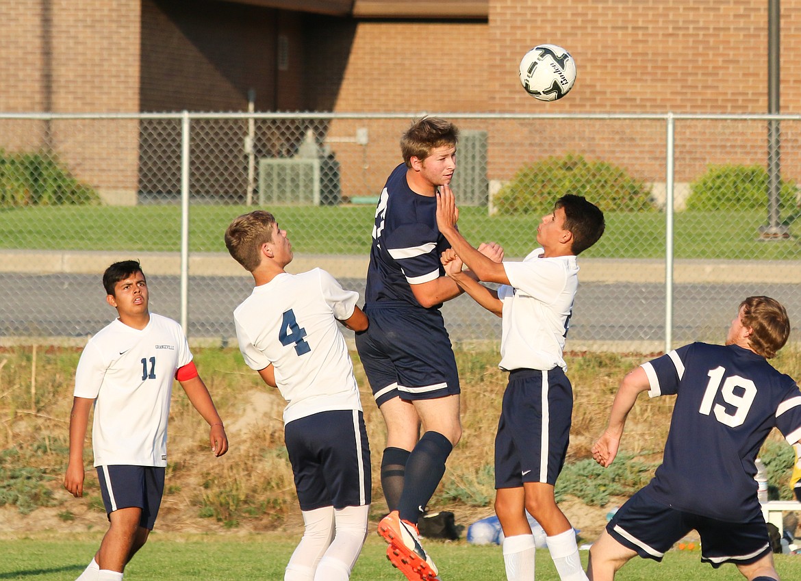 Photo by MANDI BATEMAN
Drew Foster backs up teammate.