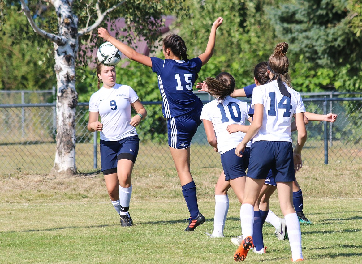 Photo by MANDI BATEMAN
Jennifer Schmitz keeping the ball up.