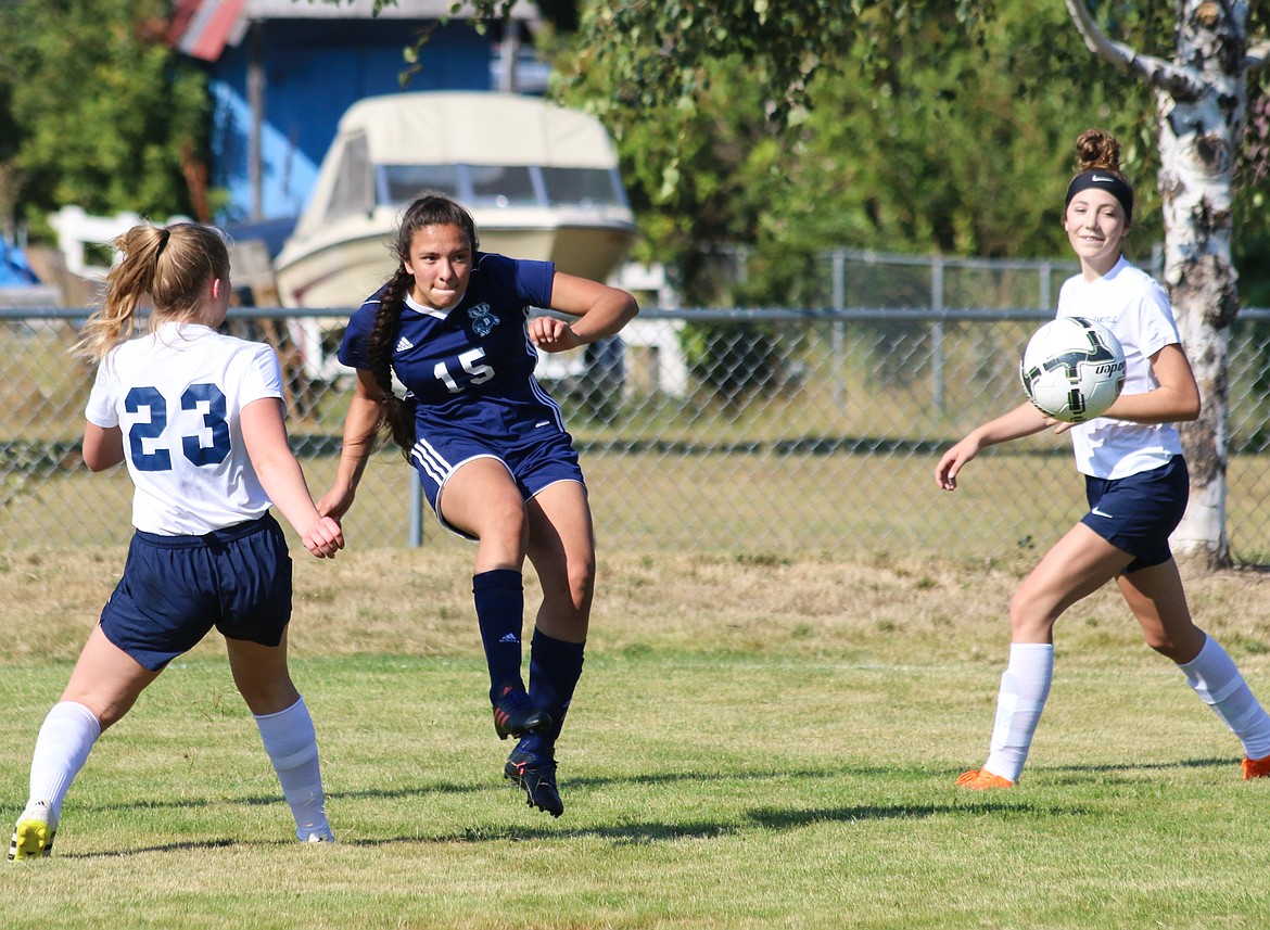 Photo by MANDI BATEMAN
Jennifer Schmitz popped the ball away from the opponents.