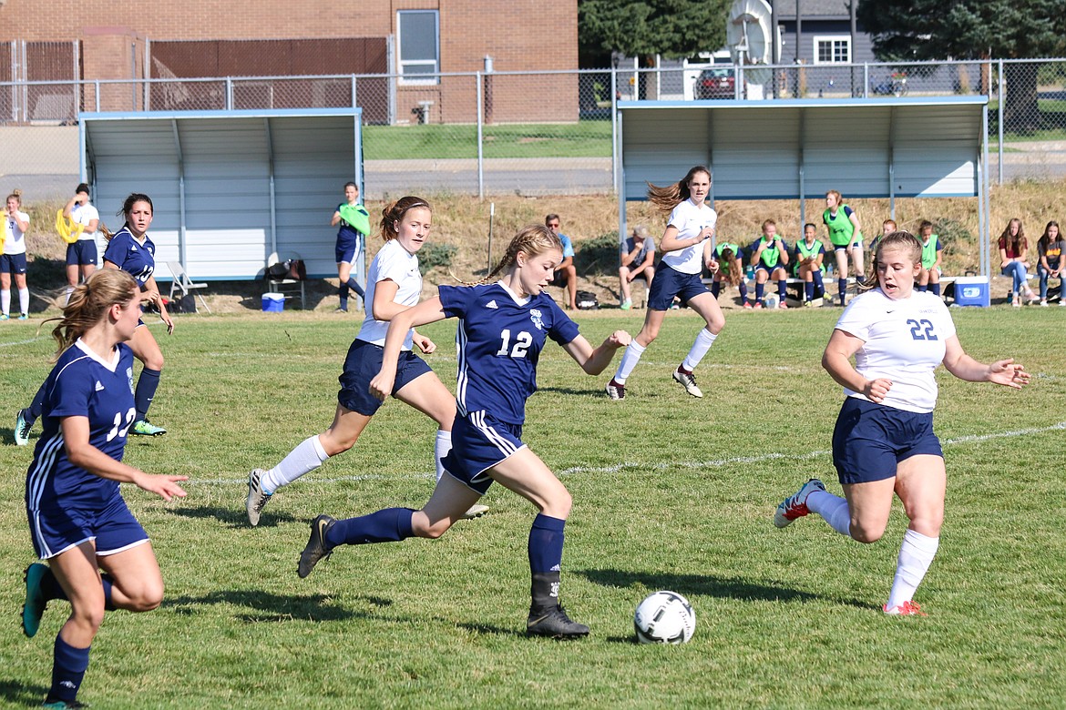 Photo by MANDI BATEMAN
Emma Pinkerton advances the ball during a recent Badgers home game.