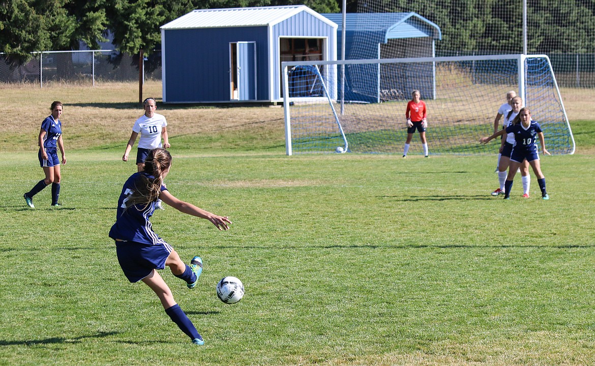 Photo by MANDI BATEMAN
Sydney Watt kicking to her teammates.