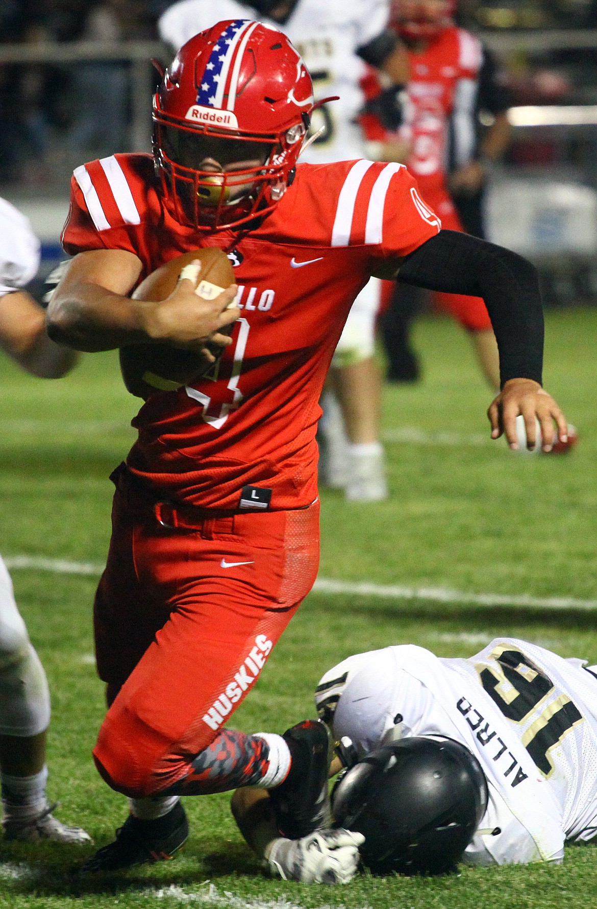 Rodney Harwood/Columbia Basin Herald
Othello running back Isaac Barragan rushed for 102 yards against Royal in Othello&#146;s nonleague game Friday night at Huskies Stadium.