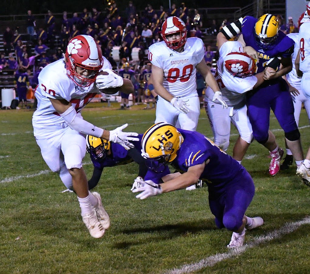 (Photo by WENDY AULD)
Sophomore Braden Kappen was a bright spot in the loss for the Bulldogs, rushing for 66 yards and a touchdown in the fourth quarter.