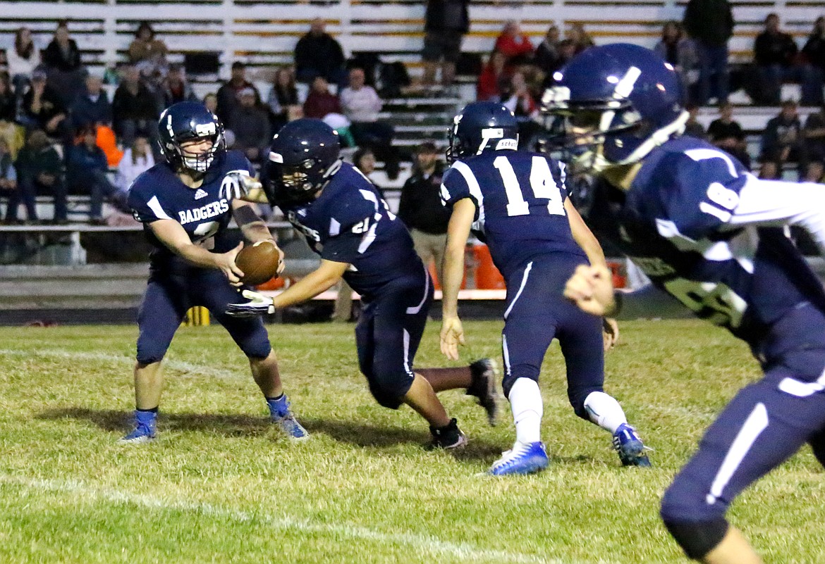 Photo by MANDI BATEMAN
Badgers hand off.