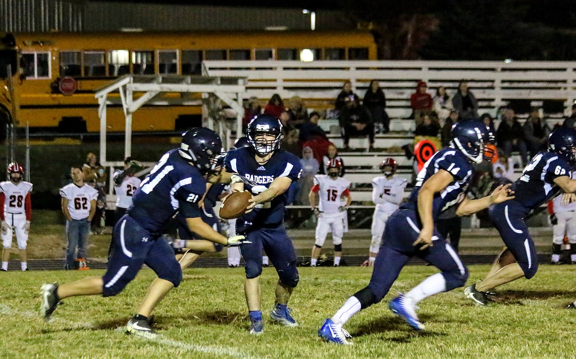 Photo by MANDI BATEMAN
Aaron Scott handing off to Donavan Varelman.