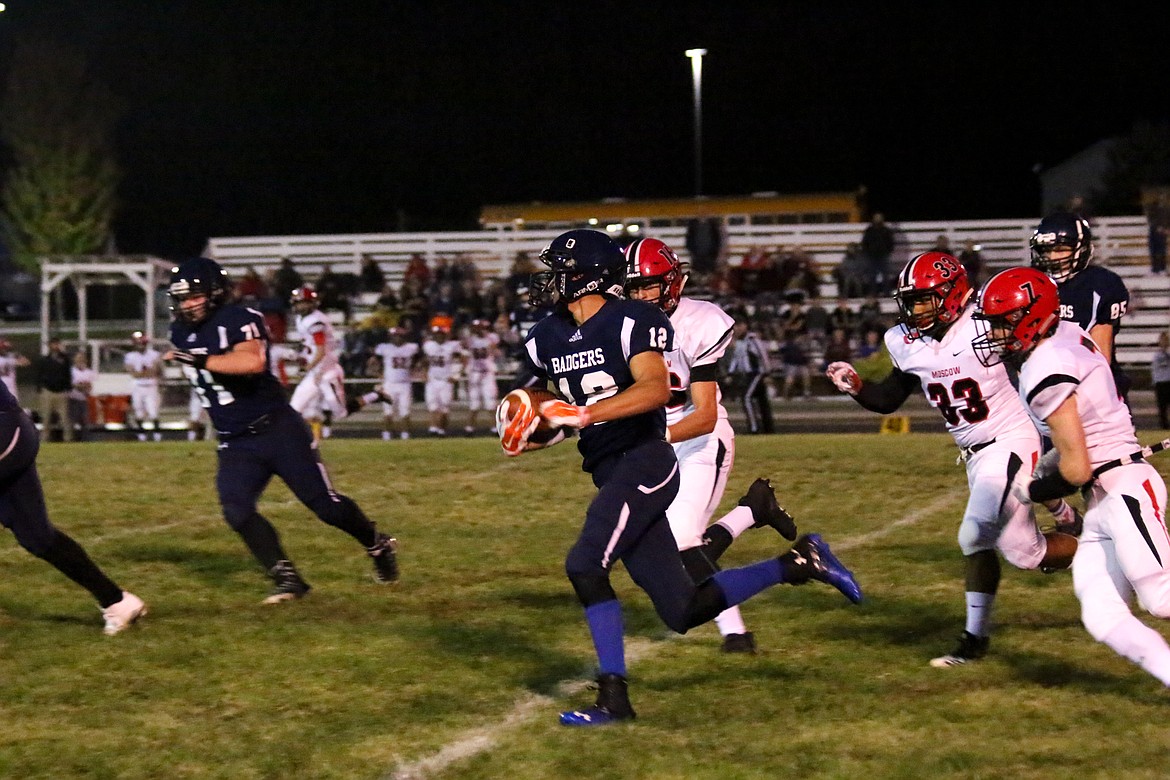 Photo by MANDI BATEMAN
Chris Durette runs the ball.