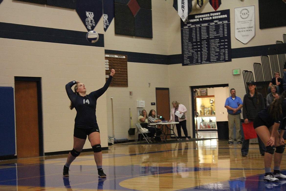 Photo by TANNA YEOUMANS
Victoria Rae serving the ball.