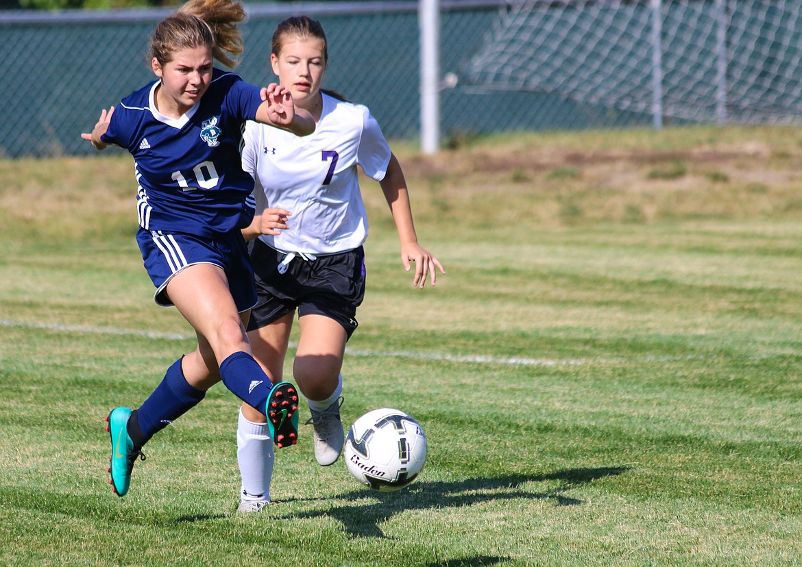 Photo by MANDI BATEMAN
Sophomore Prairie Plaster driving hard after the ball against Kellogg.