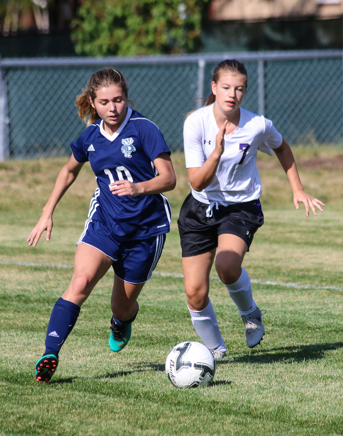 Photo by MANDI BATEMAN
Prairie Plaster fights for the ball against Kellogg.