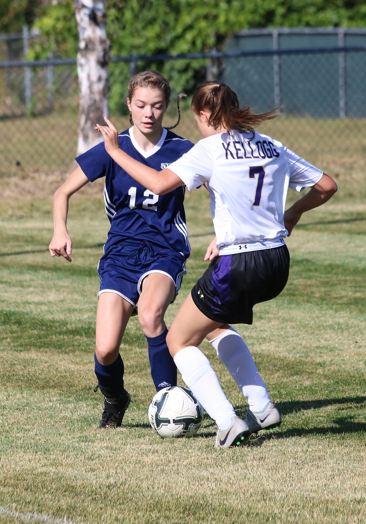 Photo by MANDI BATEMAN
Emma Pinkerton battles a Kellog player for the ball.