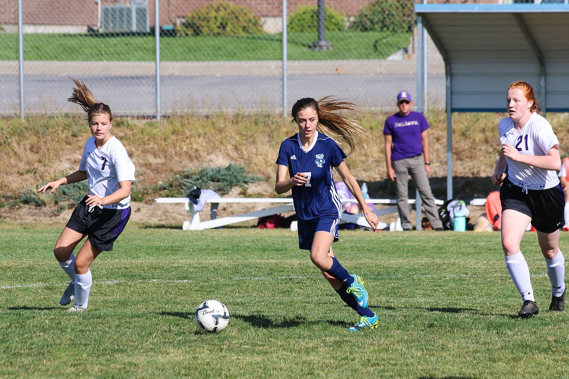 Photo by MANDI BATEMAN
Senior Falisha Elliston played hard during last weeks home game.