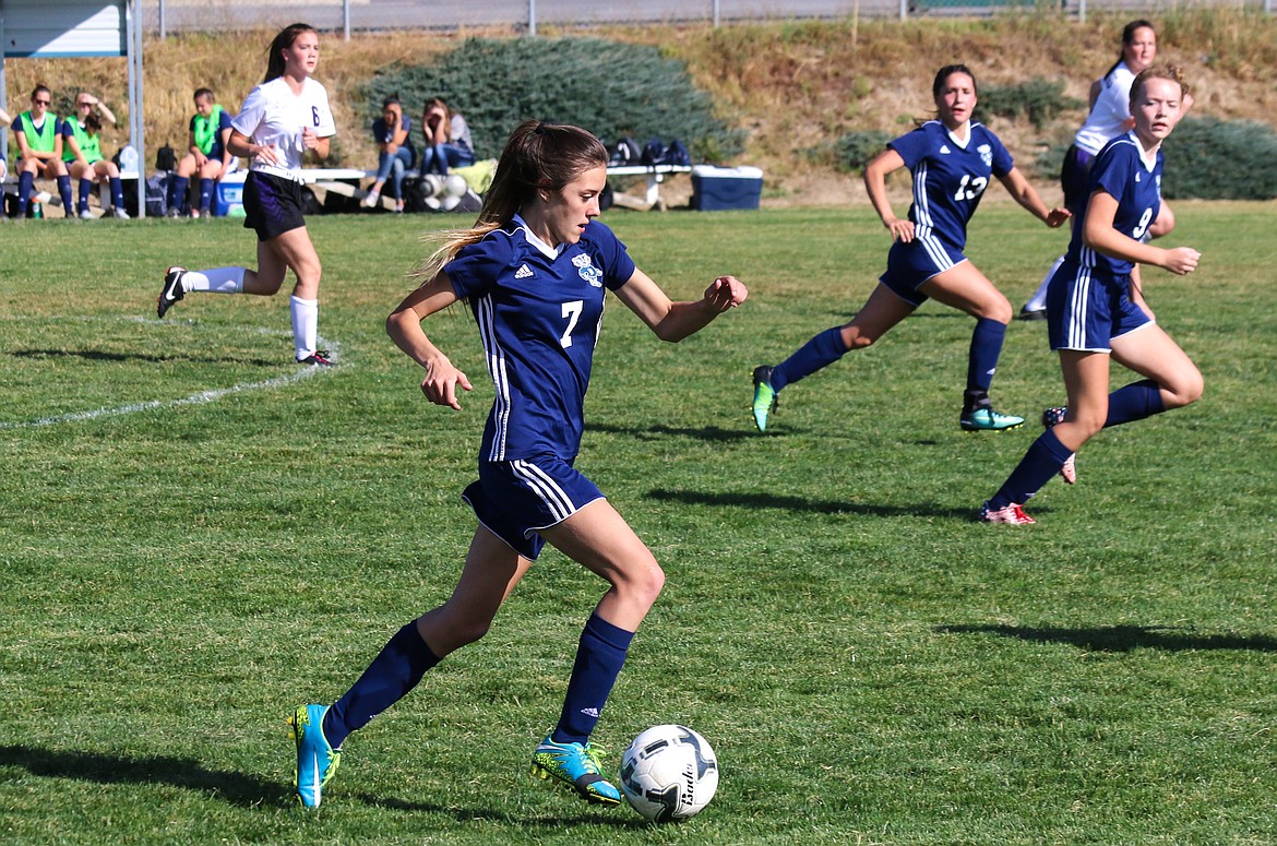 Photo by MANDI BATEMAN
Falisha Elliston pushing hard down the field with the ball.