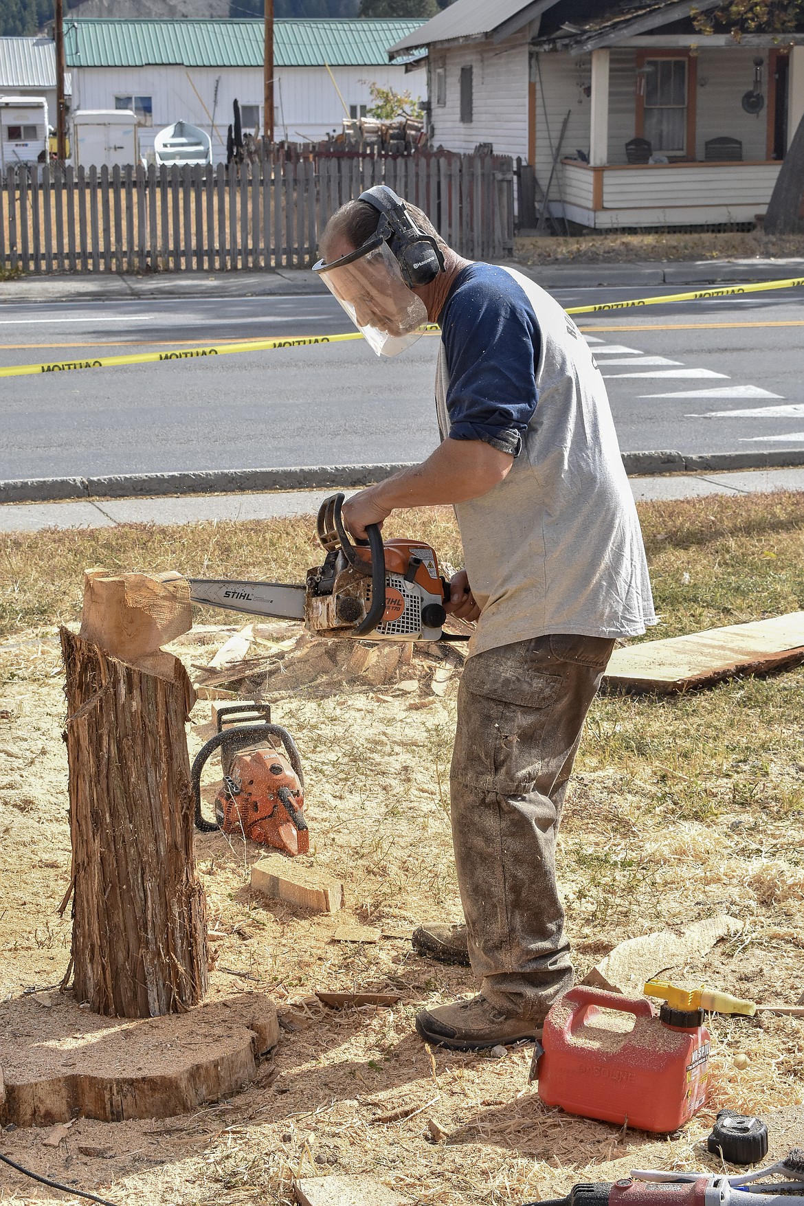 Wayne Lyon from California works on a quick carve of a &#147;Howdy&#148; sign with a bust of a bear during the quick carve portion Sunday morning at Ron Adamson&#146;s The Libby Chainsaw Event. (Ben Kibbey/The Western News)