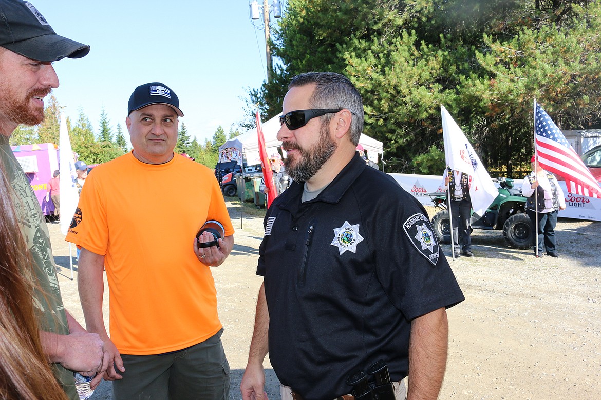 Photo by MANDI BATEMAN
Team Leader John Riddle speaks with Boundary County Reserve Deputy Scott Brown.