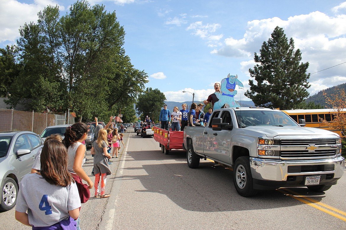 The Alberton junior class cheers to the crowd during the Alberton Homecoming Parade last Thursday.