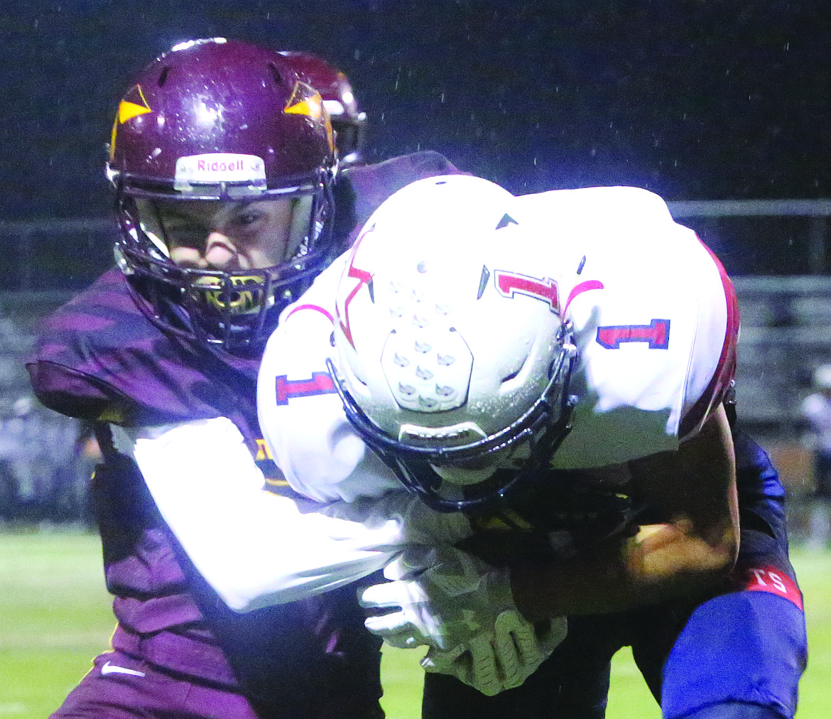 Connor Vanderweyst/Columbia Basin Herald
Moses Lake defensive back Carter Visker (maroon) tries to break up a pass to Eisenhower wide receiver Drew Reyes.