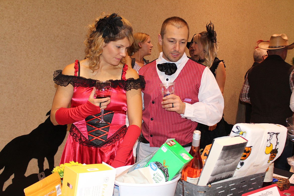 Cheryl Schweizer/Columbia Basin Herald
Attendees at the Boys and Girls Club banquet check out the silent auction items.