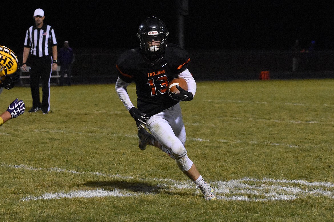 Photo by ANA PEARSE
Tommy Hauser of Post Falls rounds the corner on a jet sweep during last Friday&#146;s game vs. Lewiston.