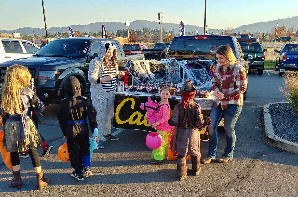 Courtesy photo
Costumed children are greeted by employees of the I-90 Autoplex last October during the 2017 I-90 Autoplex Trunk-n-Treat Halloween celebration. This year&#146;s event is Saturday, Oct. 27. Festivities will include pumpkin decorating, a cupcake walk, 100 trunks stuffed with candy and much more.