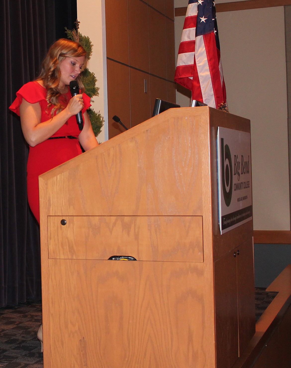 Joel Martin/Columbia Basin Herald
Guest speaker Anna Hoduski talks about her 2,900-mile trek across America and the divine support that got her through.