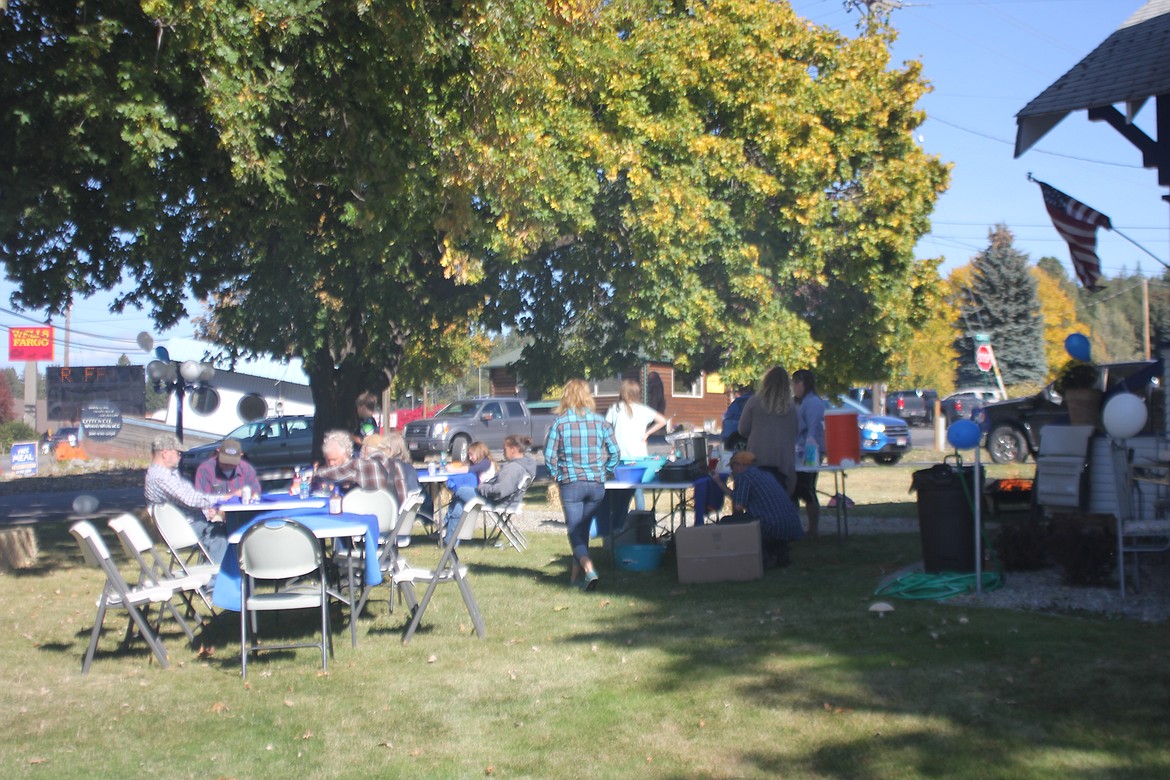 Photo by TANNA YEOUMANS
Community members came together to show their support for the business, eat good food, and socialize.