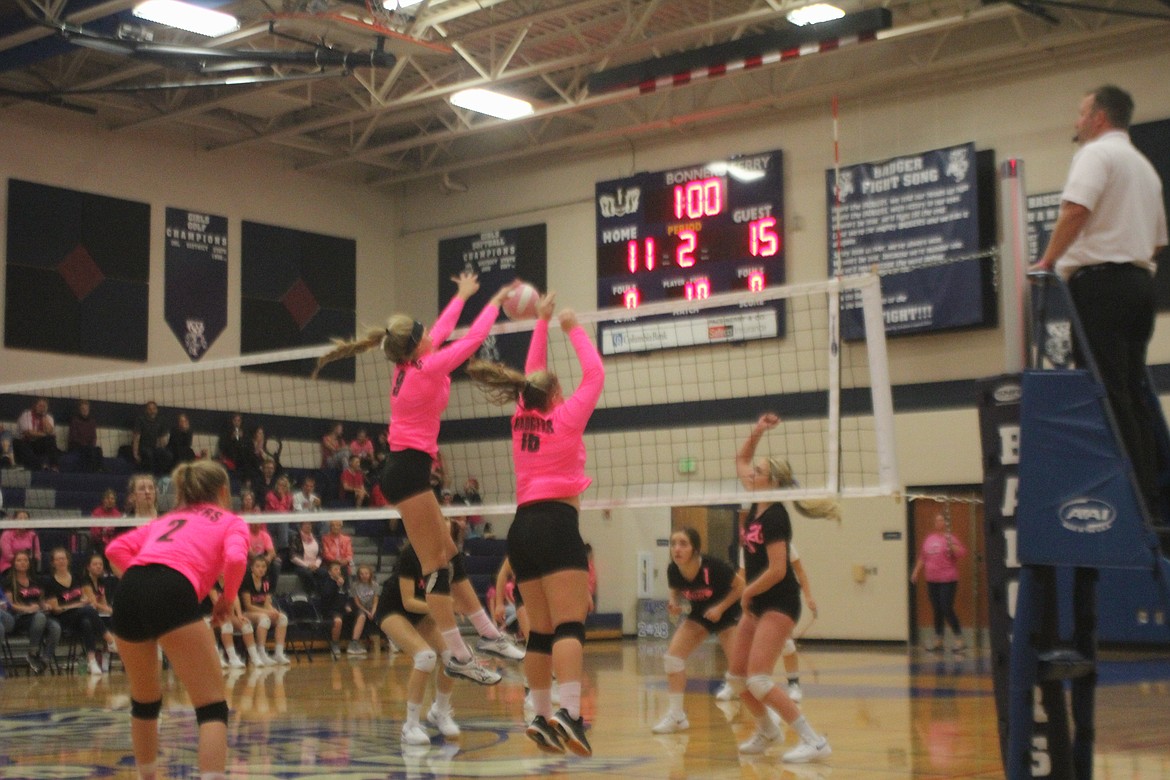 Photo by TANNA YEOUMANS
Jerzie Pluid and Reese Lane jump for the block while Grace Villelli keeps an eye out.