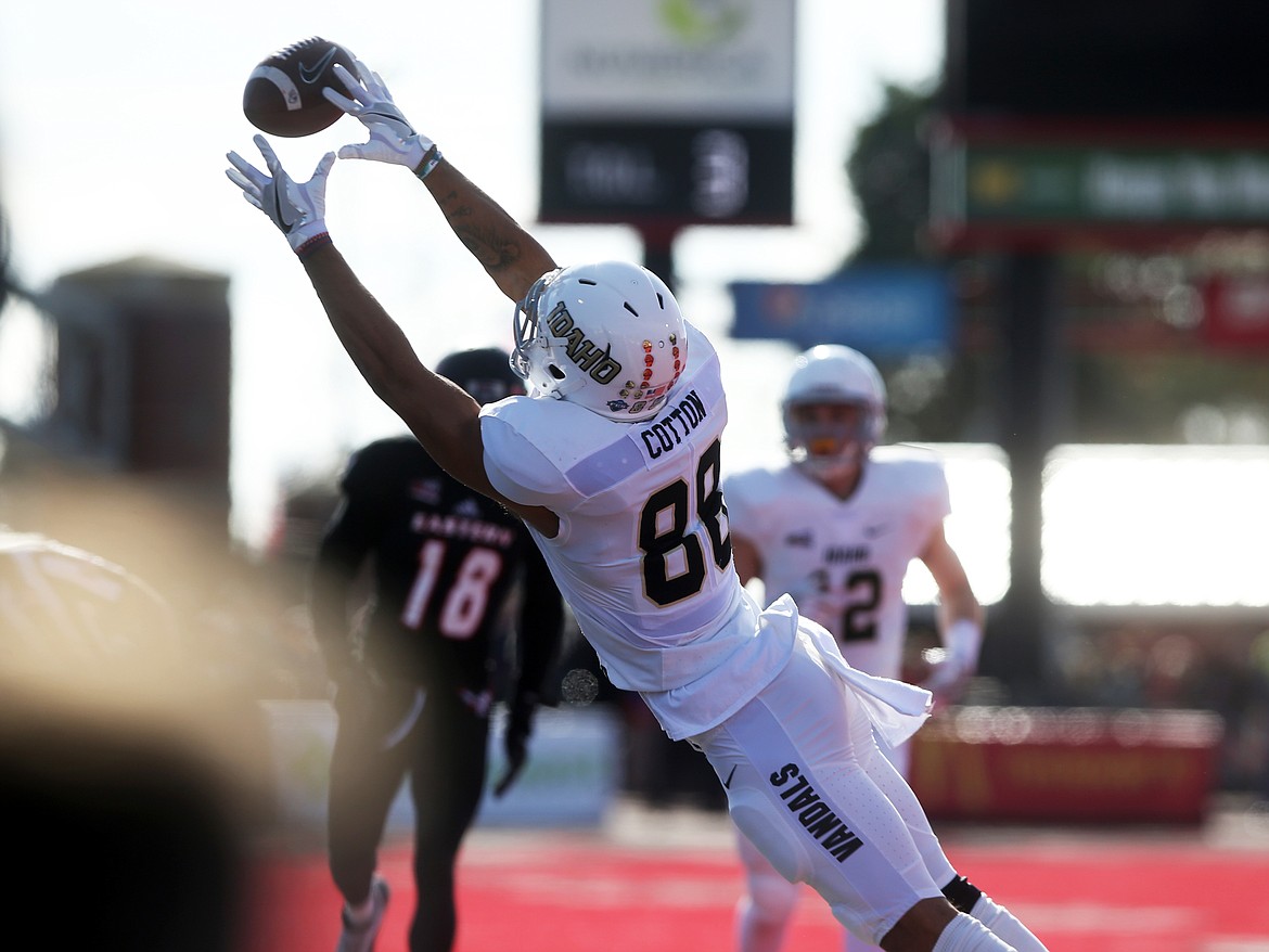 Idaho wide receiver Jeff Cotton makes a leaping catch in Saturday&#146;s game against Eastern Washington.