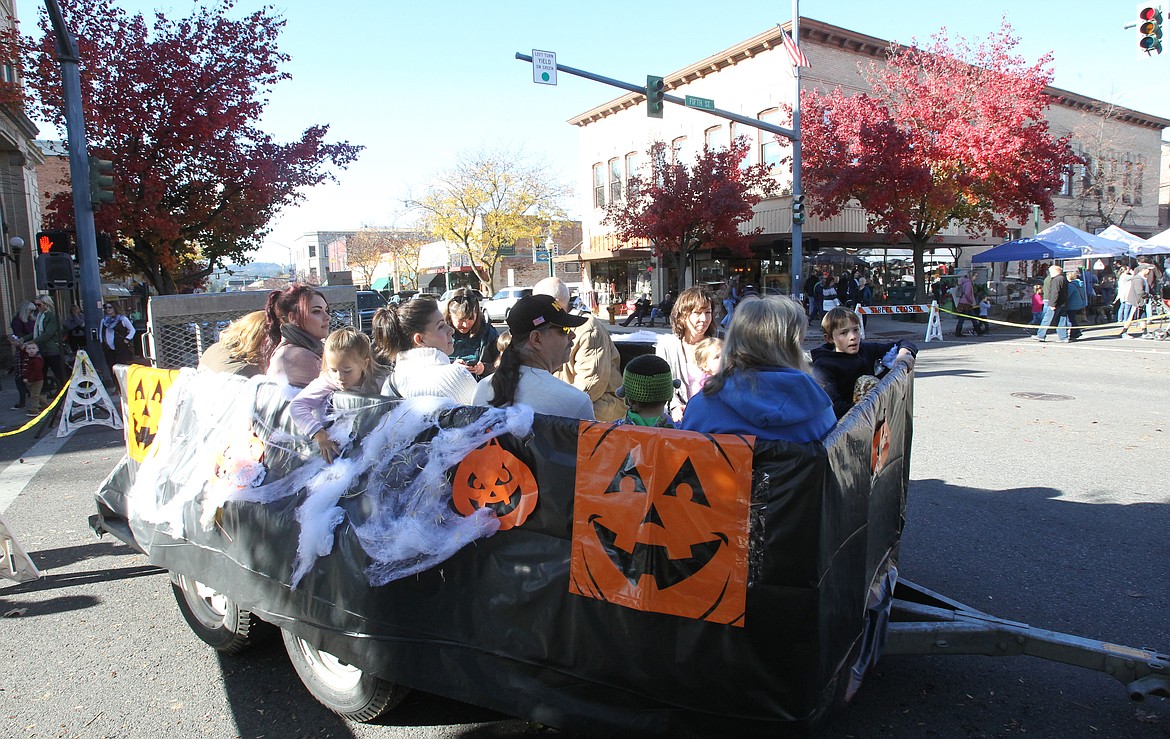 Fall Fest and Apple Palooza guests get toted around town on a free hayride Saturday afternoon in downtown Coeur d&#146;Alene. The last day of the 2018 Kootenai County Farmers&#146; Market was bustling as people purchased goods and produce and enjoyed the sunny day. (DEVIN WEEKS/Press)
