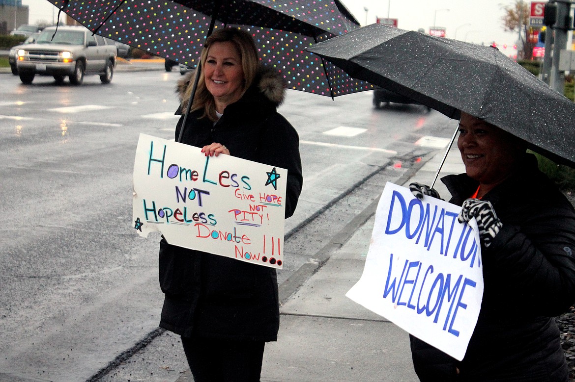 Richard Byrd/Columbia Basin Herald
Volunteers came out in full force Thursday night in Moses Lake during Sleep on the Street to do whatever was needed to raise awareness about homelessness.