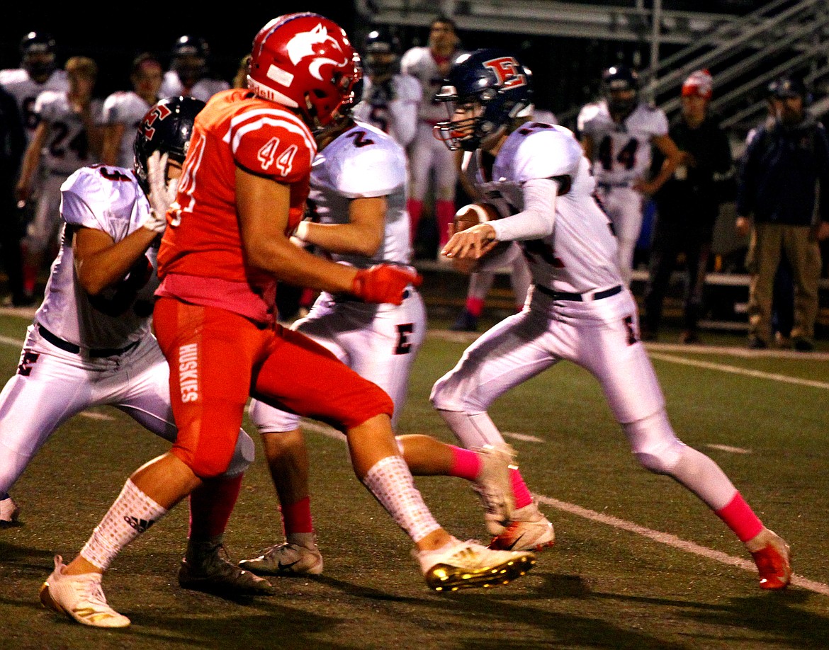 Rodney Harwood/Columbia Basin Herald
Othello defensive end Isaiah Perez (44) pressures his way through the Ellensburg offense at Tuesday's CWAC North tiebreaker at David Nielsen Stadium in Royal City.