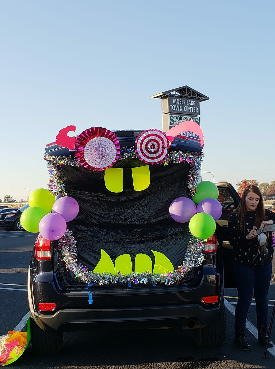 Cecilia Suarez/Columbia Basin Herald
The Columbia Basin Herald&#146;s trunk was more silly than scary, but that didn&#146;t stop kids from filling their goodie bags there.