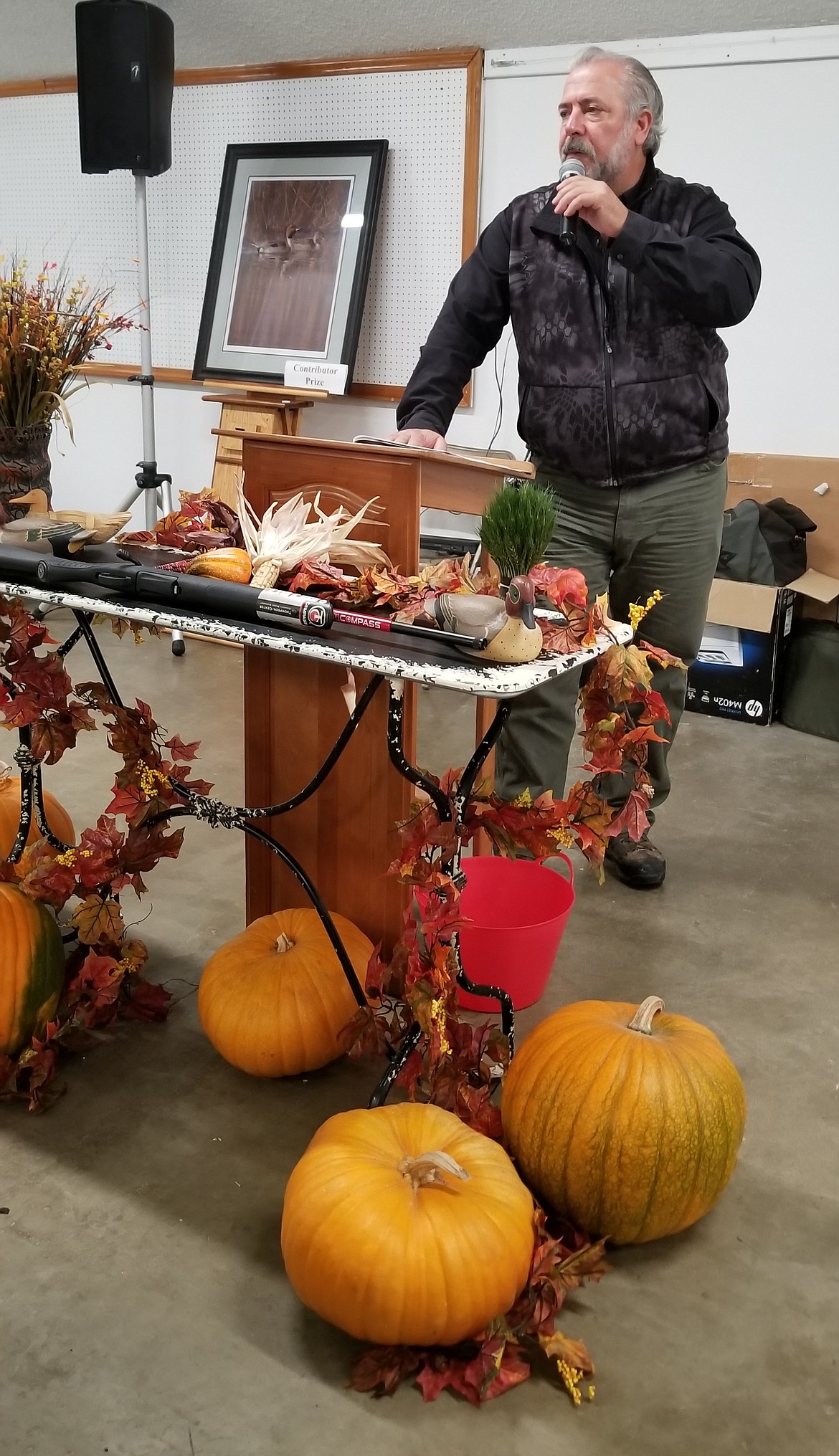 Photo by MANDI BATEMAN
Ducks Unlimited Regional Director Mond Warren speaks to the guests.