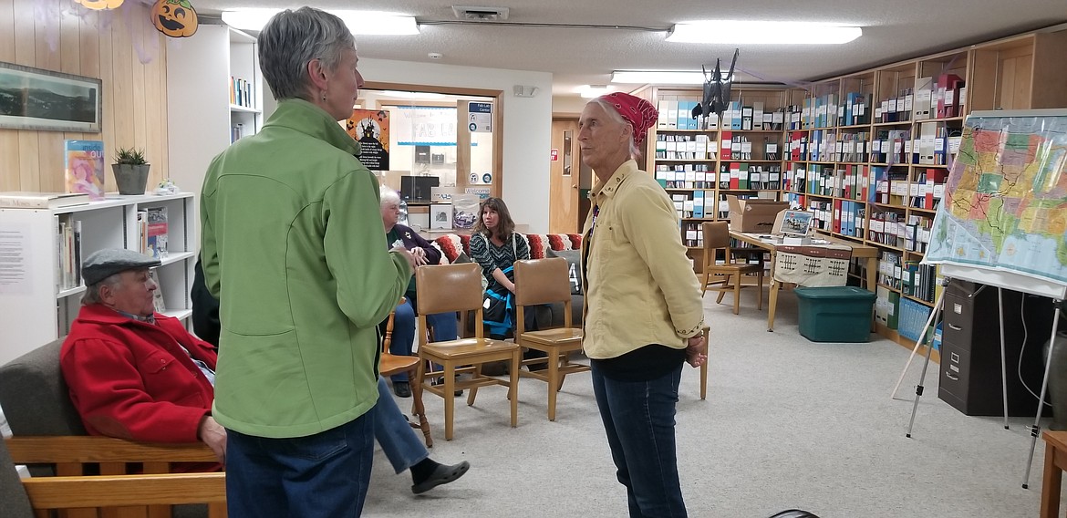 Photo by MANDI BATEMAN
Bernice Ende greeted each of the visitors as they came in the door of the library.