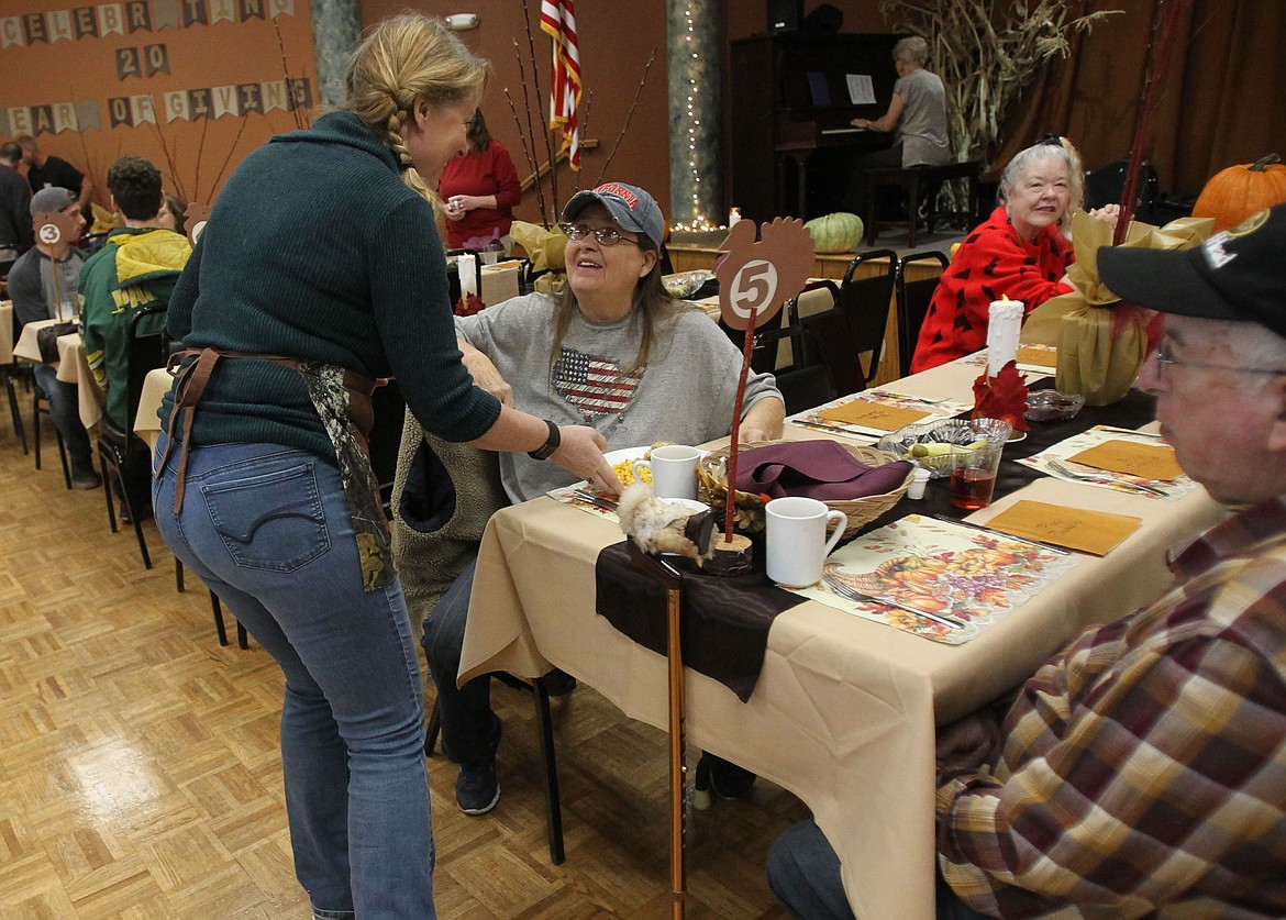 Lake City Center Free Thanksgiving Day Meal volunteer Leslie Woodfill exchanges smiles with Sandy Howe of Coeur d&#146;Alene during last year&#146;s event at Lake City Center. The free meal annually takes place on Thanksgiving and welcomes one and all to share a hot holiday meal with their neighbors. This year&#146;s meal will be from noon to 2 p.m. (DEVIN WEEKS/Press file)