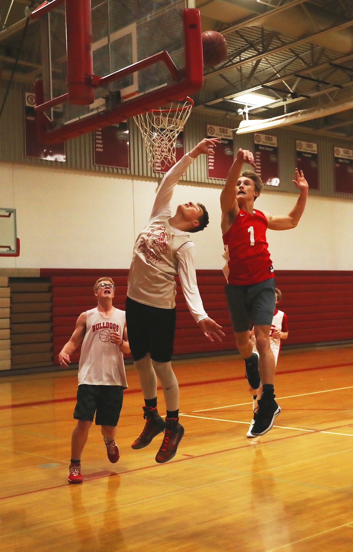 (Photo by KYLE CAJERO)
Junior Ryan Roos (1) contests a shot during practice.