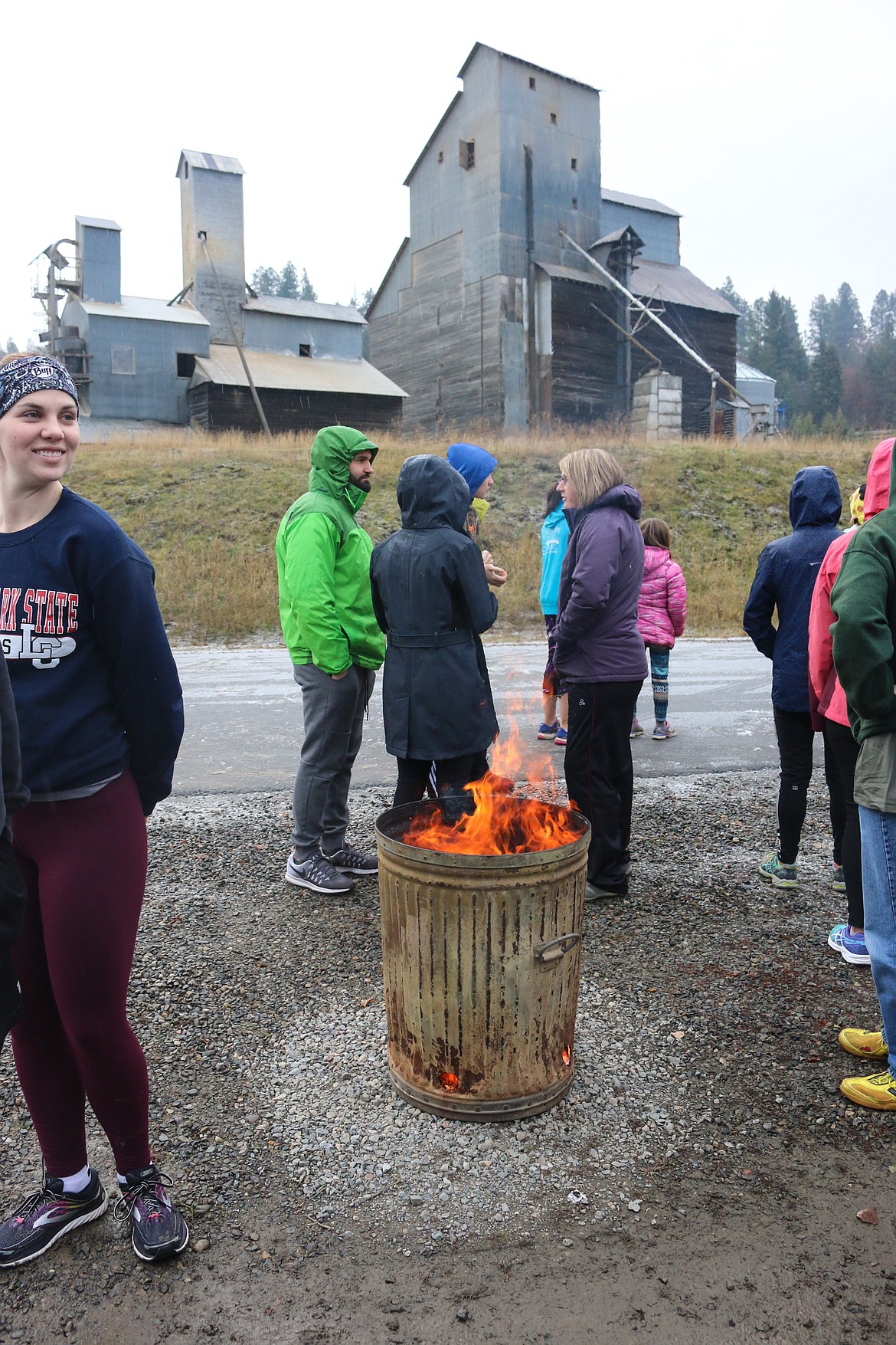 Photo by MANDI BATEMAN
A bonfire in a trash can provided a place to warm up before the race.